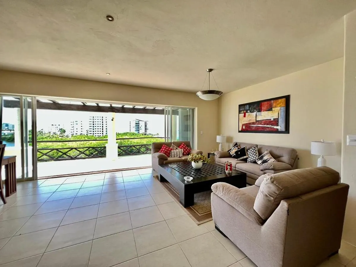 Waterfront Condo Hotel Zone, Pool & Wi-Fi Cancun Apartment