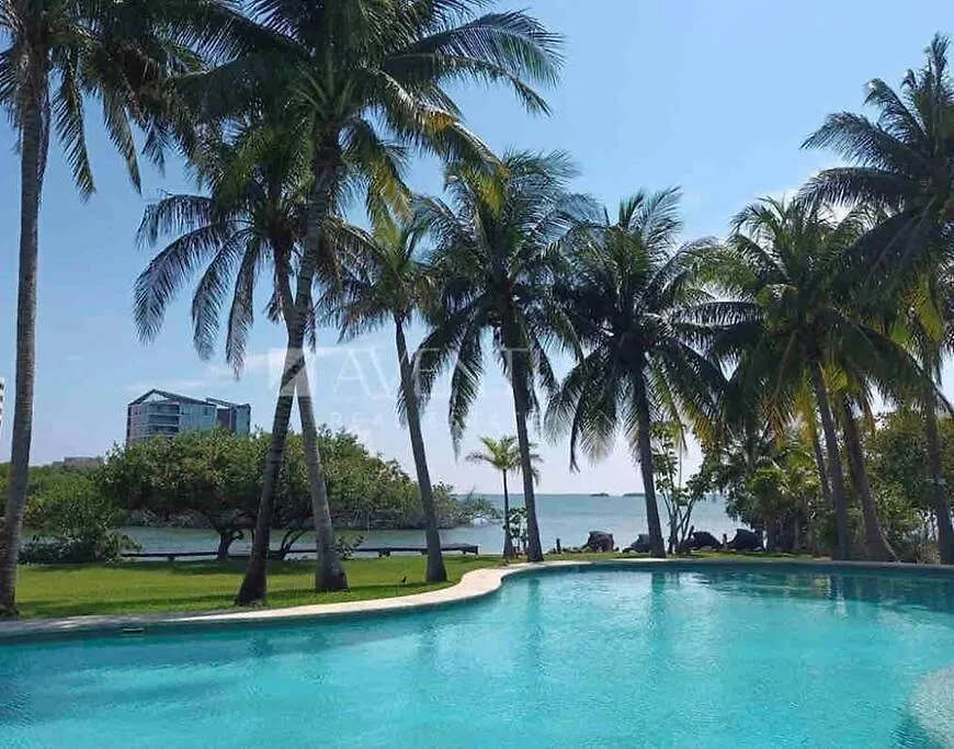 Waterfront Condo Hotel Zone, Pool & Wi-Fi Cancun