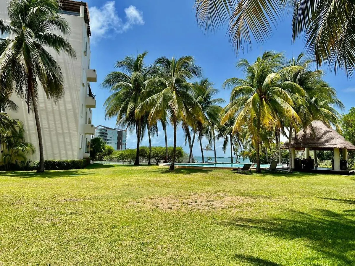Waterfront Condo Hotel Zone, Pool & Wi-Fi Cancun 0*,