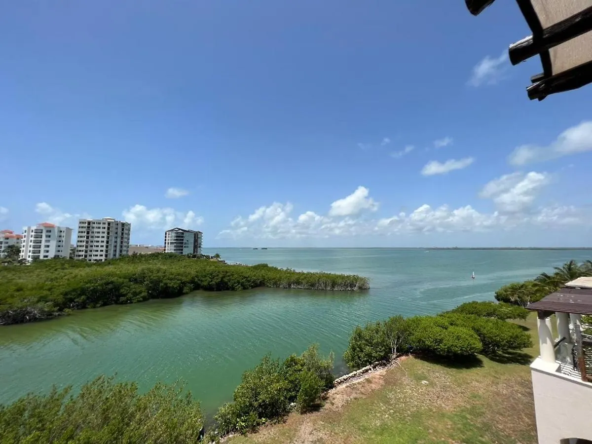 Waterfront Condo Hotel Zone, Pool & Wi-Fi Cancun Apartment