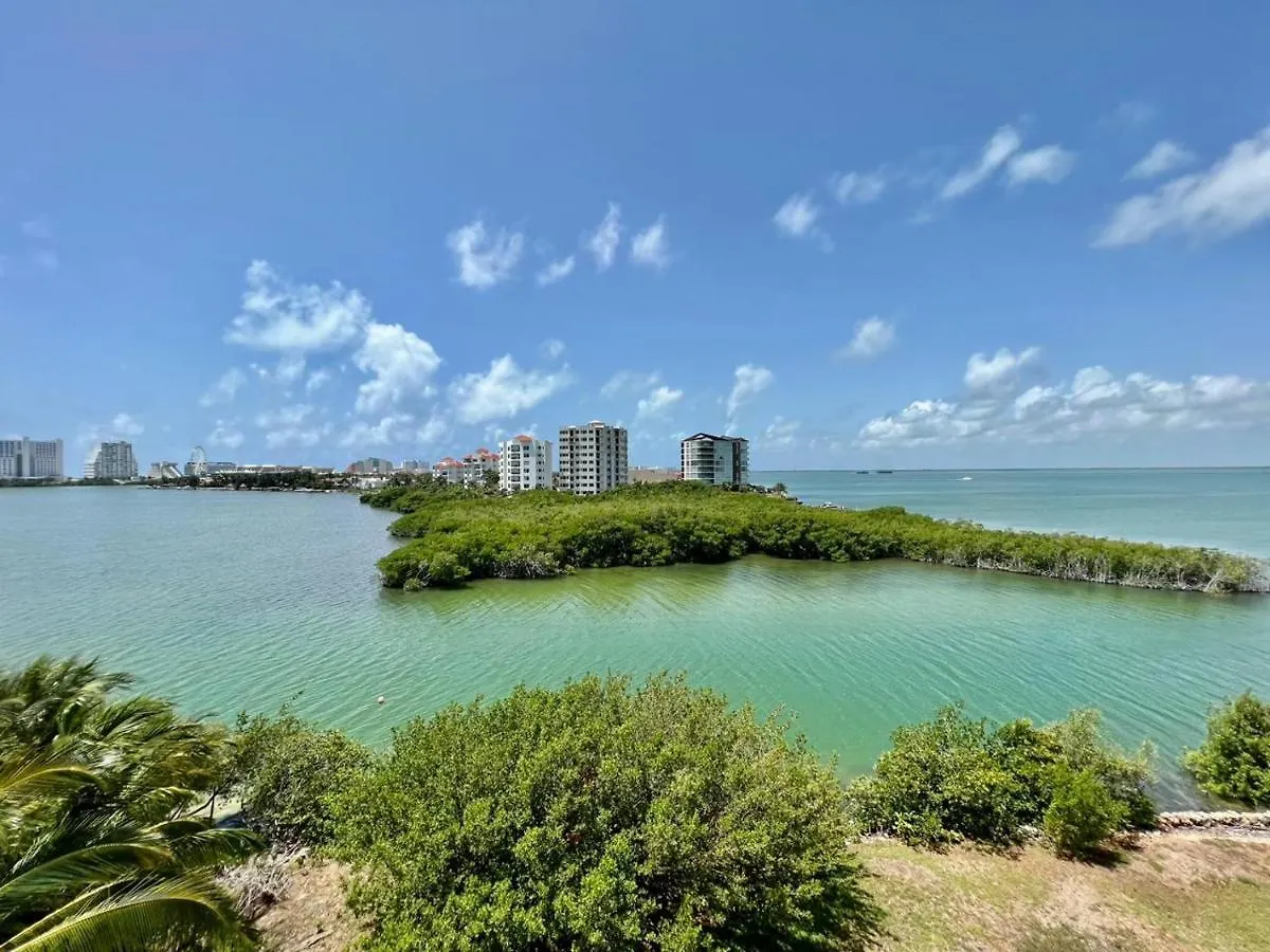 Waterfront Condo Hotel Zone, Pool & Wi-Fi Cancun